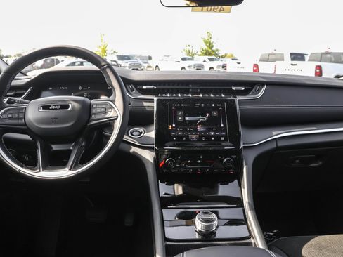 New 2025 Jeep Grand Cherokee Altitude image 16