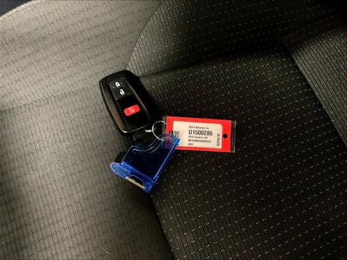 Used 2019 Toyota C-HR XLE image 28