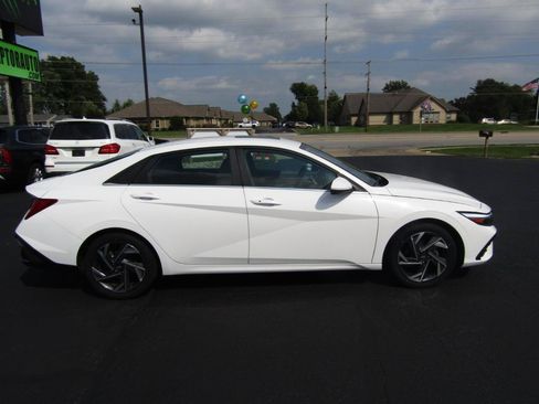 Used 2024 Hyundai Elantra SEL w/ Convenience Package FWD image 9