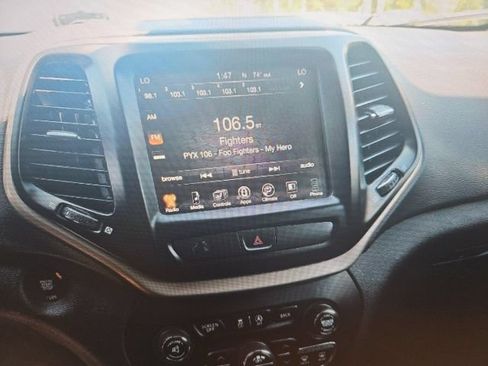 Used 2017 Jeep Cherokee Limited AWD/4WD image 7