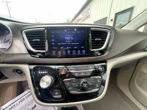 Used 2017 Chrysler Pacifica Touring-L FWD image 14