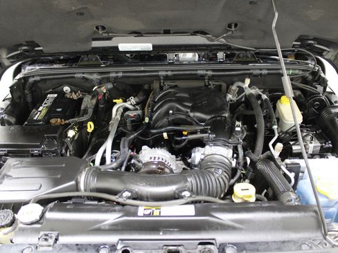 Used 2015 Jeep Wrangler Unlimited Sahara w/ Connectivity Group image 37