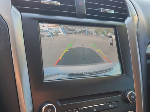 Used 2018 Ford Fusion SE FWD image 19
