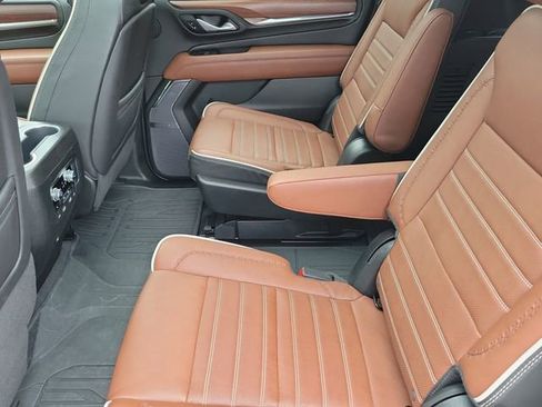 Used 2023 GMC Yukon XL Denali Ultimate AWD/4WD image 9