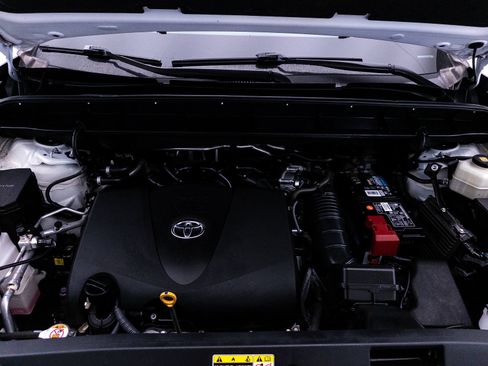 Used 2021 Toyota Highlander XLE AWD/4WD image 2