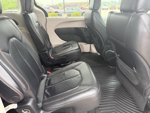 Used 2017 Chrysler Pacifica Touring-L FWD image 15