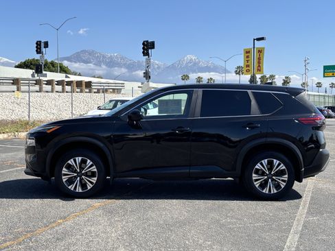 Used 2023 Nissan Rogue SV image 2