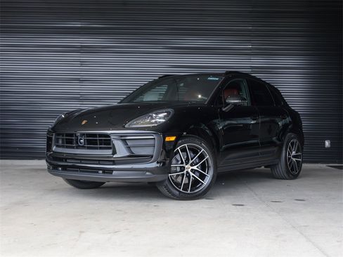 Certified 2025 Porsche Macan image 1