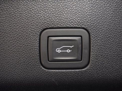 Used 2025 Chevrolet Suburban RST image 9