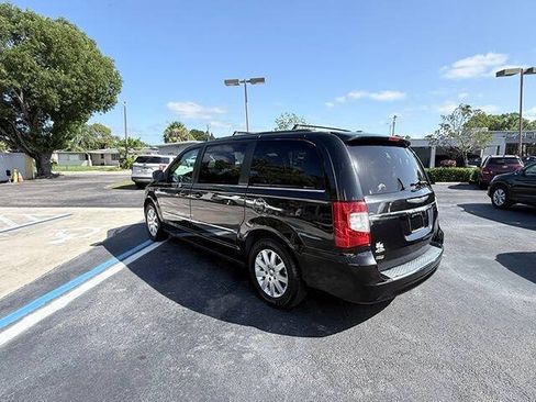 Used 2015 Chrysler Town & Country Touring FWD image 7