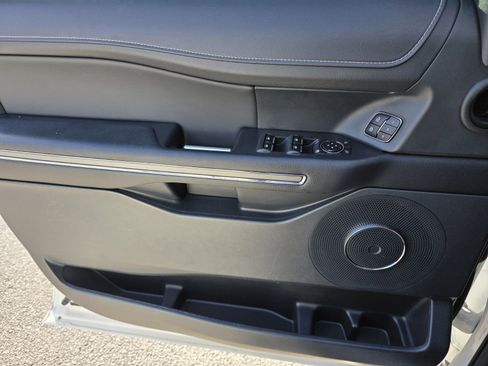 Used 2022 Ford Expedition XLT image 23