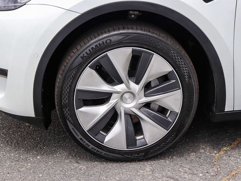 Used 2022 Tesla Model Y Long Range AWD/4WD image 12