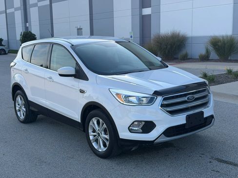 Used 2017 Ford Escape SE w/ SE Cold Weather Package AWD/4WD image 3