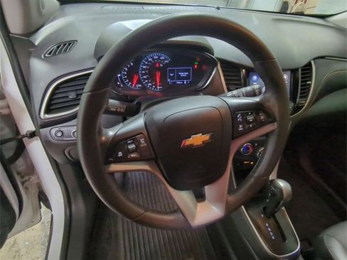 Certified 2020 Chevrolet Trax LT w/ Sun & Sound Package image 11