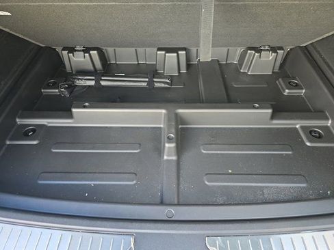 Used 2025 Chevrolet Suburban High Country AWD/4WD image 17