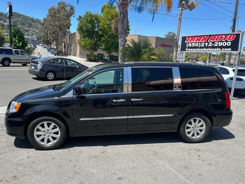 Used 2015 Chrysler Town & Country Touring FWD image 4