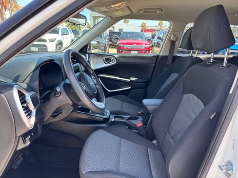 Used 2025 Kia Soul LX w/ LX Technology Package FWD image 24
