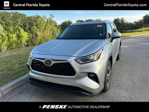 Used 2023 Toyota Highlander XLE FWD image 1