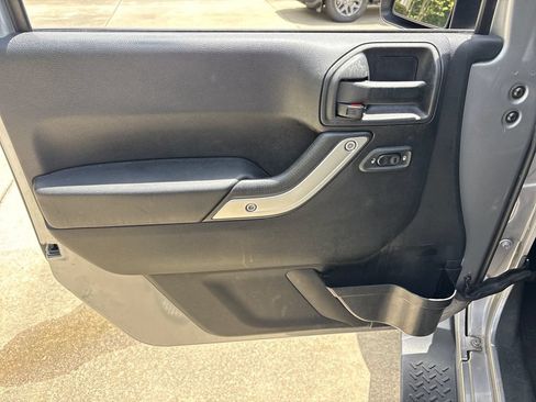 Used 2016 Jeep Wrangler Unlimited Sahara w/ Connectivity Group AWD/4WD image 16