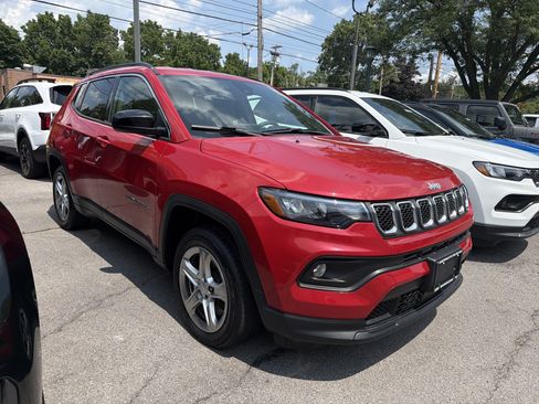 Used 2023 Jeep Compass Latitude w/ Convenience Group AWD/4WD image 2