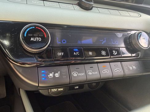 Certified 2025 Hyundai Elantra Limited FWD image 33