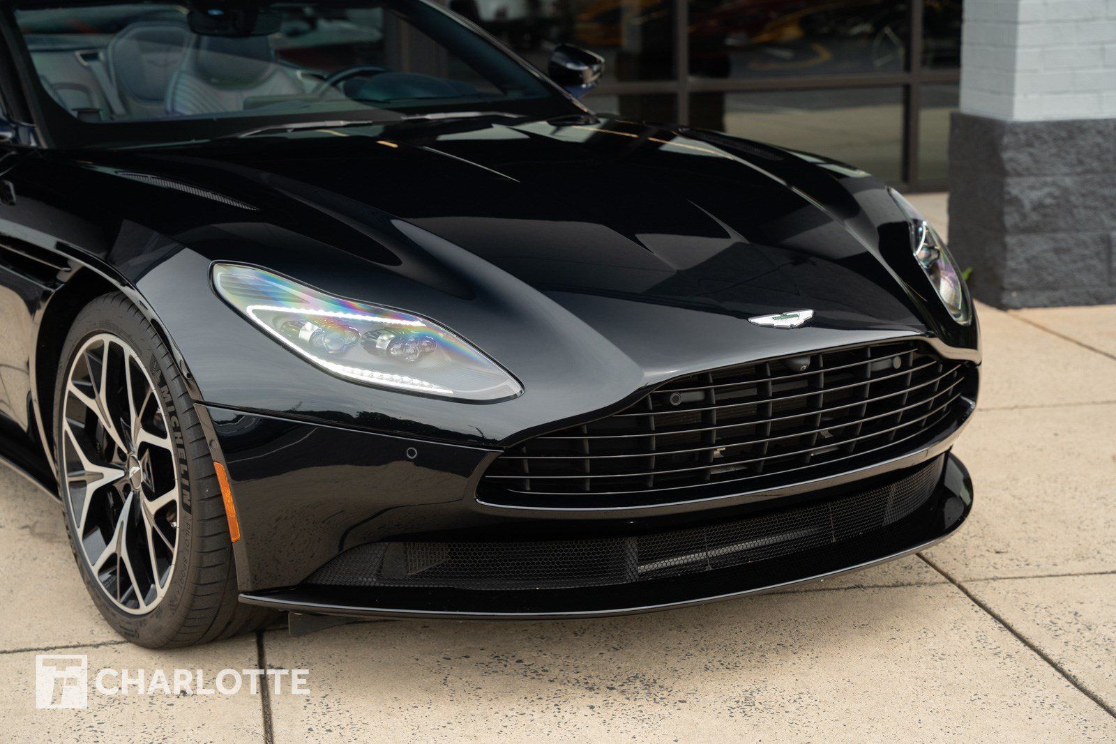 Used 2019 Aston Martin DB11 Volante RWD image 3