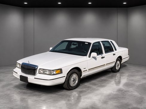 Used 1995 Lincoln Town Car Signature RWD image 1