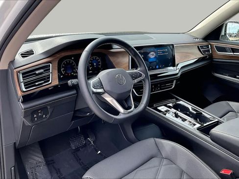 Used 2024 Volkswagen Atlas SE FWD image 16