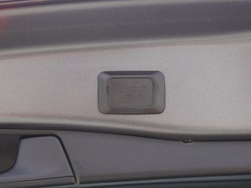 Used 2020 Toyota RAV4 XLE w/ Convenience Package FWD image 46