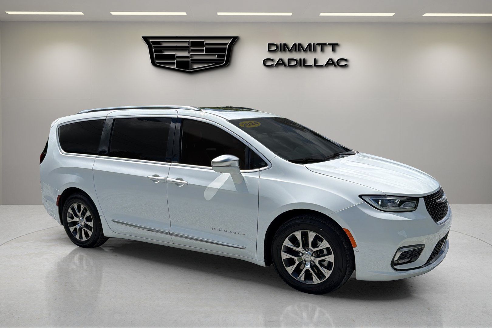 Used 2024 Chrysler Pacifica Pinnacle FWD image 3