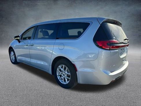 Used 2024 Chrysler Pacifica Touring-L image 8