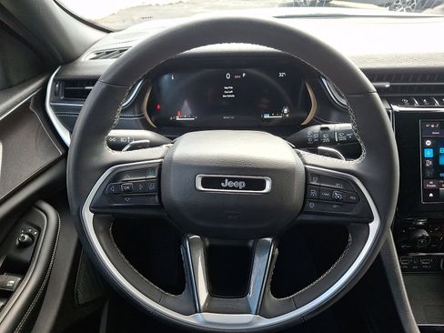 Used 2023 Jeep Grand Cherokee Altitude image 19