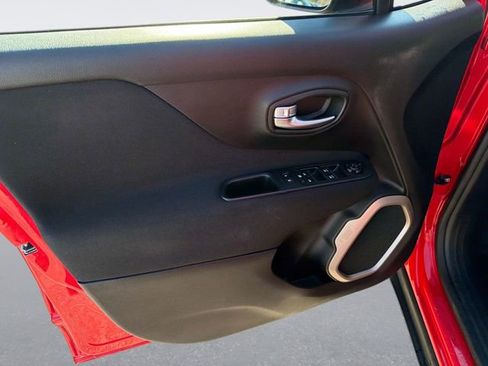 Used 2017 Jeep Renegade Latitude w/ Popular Equipment Group image 18