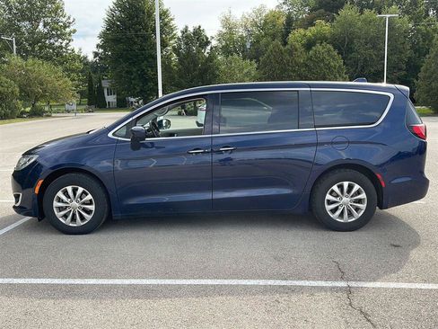 Used 2019 Chrysler Pacifica Touring Plus w/ Advanced Safetytec Group FWD image 12