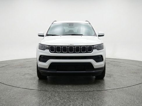 Used 2025 Jeep Compass Latitude image 2