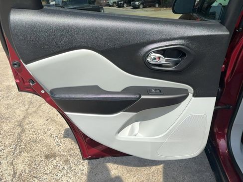 Used 2020 Jeep Cherokee Latitude Lux w/ Comfort/Convenience Group image 11