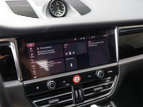 Used 2025 Porsche Macan image 21