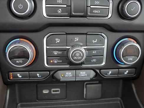 Used 2022 Chevrolet Tahoe LT w/ LT Signature Package AWD/4WD image 33