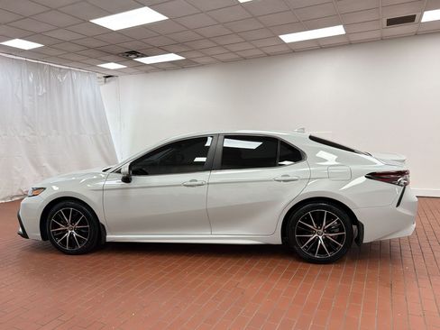 Used 2023 Toyota Camry SE image 2
