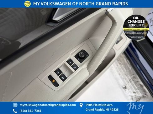 Used 2022 Volkswagen Tiguan SE w/ Panoramic Sunroof Package image 12