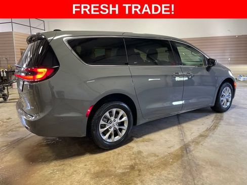 Used 2023 Chrysler Pacifica Touring-L AWD/4WD image 8