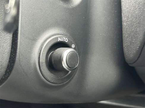 Used 2024 Land Rover Discovery S image 33