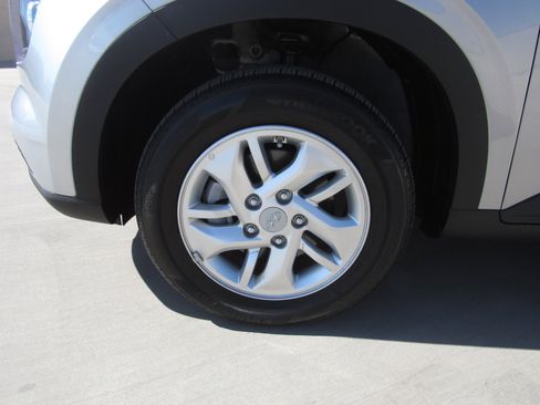 Used 2025 Hyundai Venue SE FWD image 4