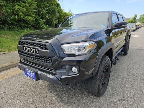 Used 2017 Toyota Tacoma TRD Off-Road w/ Tow Package (A/T) image 3