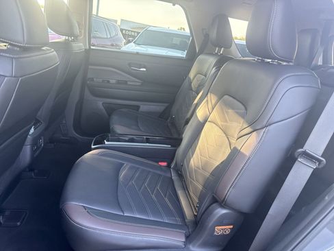 Used 2025 Nissan Pathfinder Platinum AWD/4WD image 21