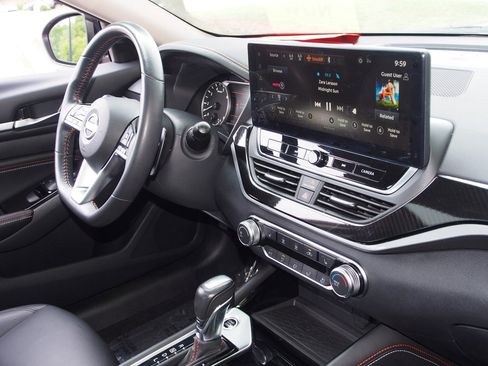 Used 2023 Nissan Altima 2.5 SR w/ SR Premium Package FWD image 10