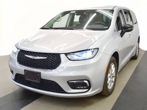 Used 2024 Chrysler Pacifica Touring-L image 4