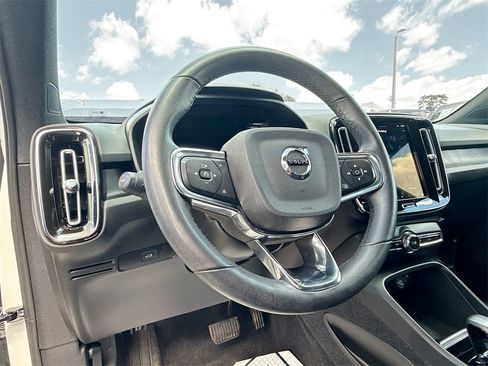 Used 2023 Volvo XC40 Recharge Plus image 12