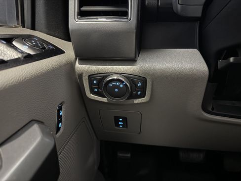 Used 2017 Ford F150 XLT w/ Equipment Group 302A Luxury AWD/4WD image 17