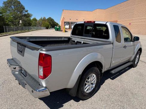 Used 2016 Nissan Frontier SV w/ SV Value Truck Package AWD/4WD image 4